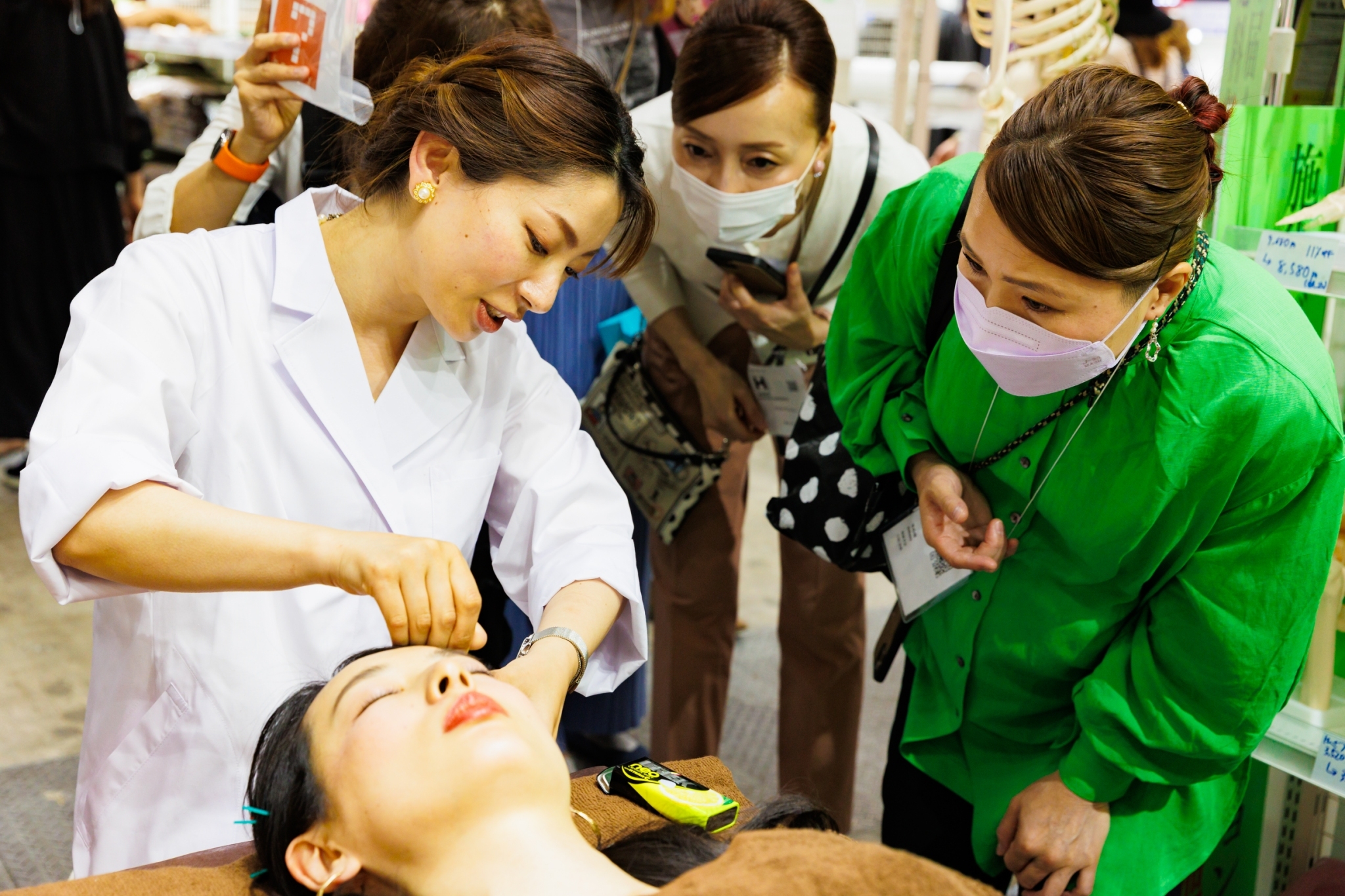 来場者6万人日本最大の美容見本市で、鍼灸のデモンストレーション